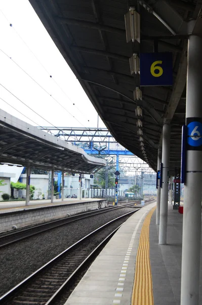 中午12时的火车站景 — 图库照片