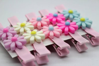 Bir çift güzel pembe saç tokası.