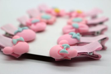 Bir çift güzel pembe saç tokası.