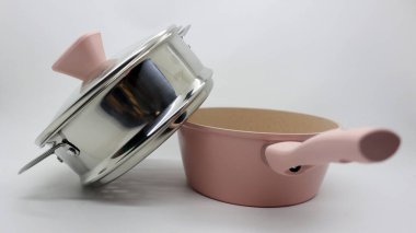 Temiz pembe buhar tenceresi