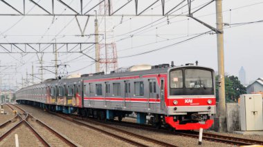 Tren öğle vakti başkente doğru gidiyordu.