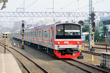 Tren öğle vakti başkente doğru gidiyordu.