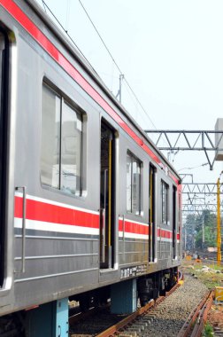 Trenin arkası gün boyunca istasyonda yolcuları bekliyor.