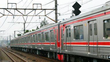 Tren öğle vakti başkente doğru gidiyordu.