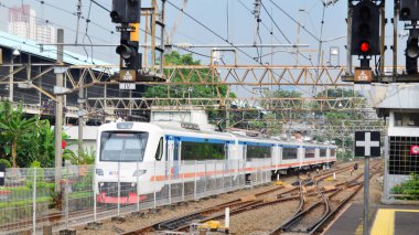 Tren öğle vakti başkente doğru gidiyordu.