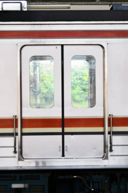 İstasyondaki kapalı tren kapıları gün boyunca yolcu bekliyor.
