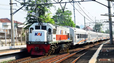 Tren öğle vakti başkente doğru gidiyordu.