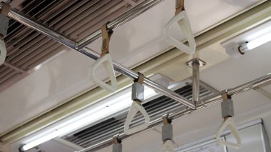 Trendeki yolcular için beyaz el bantları.