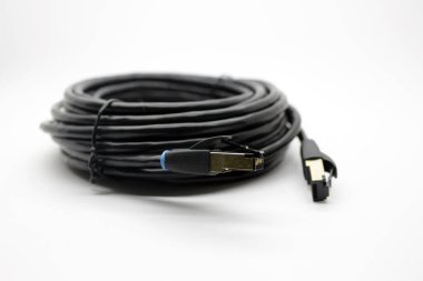 Siyah internet kablosu beyaz arka planda düzgünce sarılmış.