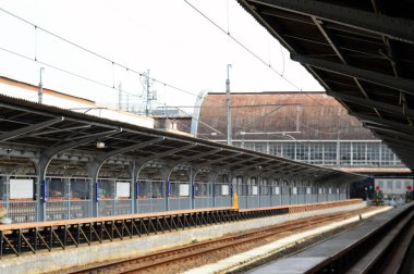 Eski binalar ve bulutlu gökyüzü olan tren yolu manzarası