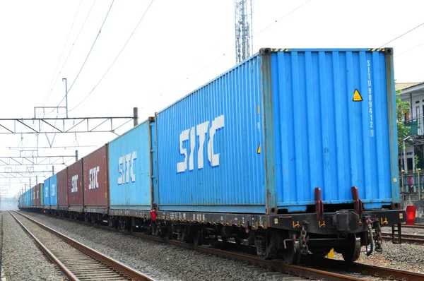 Güneşli bir günde arkadan bir konteynır görüntüsü