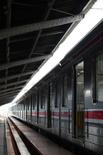 Porte Aperte Del Treno Attendono Passeggeri Buio — Foto Stock