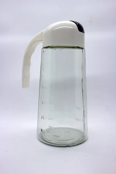 Grande Bottiglia Bere Vuota Con Coperchio Bianco Sul Pavimento — Foto Stock