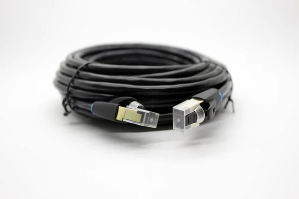 Câble Internet Noir Soigneusement Enroulé Sur Fond Blanc — Photo