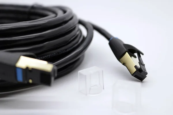 Cable Internet Negro Perfectamente Enrollado Sobre Fondo Blanco — Foto de Stock