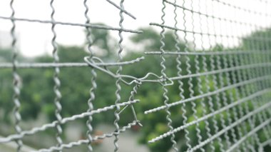 Kırık demir teller otoyolun üzerinde bulanık efektli