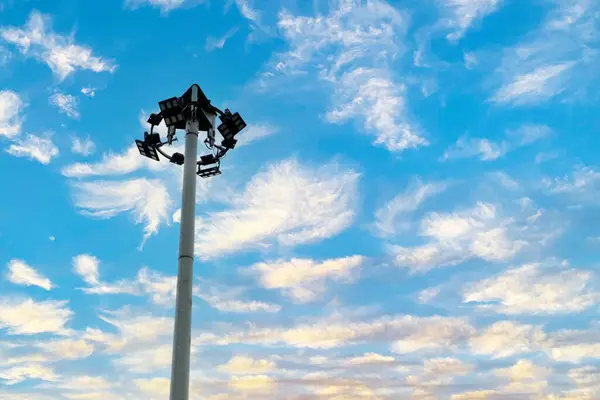 Солнечные Фонарные Столбы Ясное Голубое Небо Утром — стоковое фото