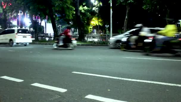 夜のジャカルタの通りの交通の雰囲気 車やバイクでいっぱいに見える — ストック動画