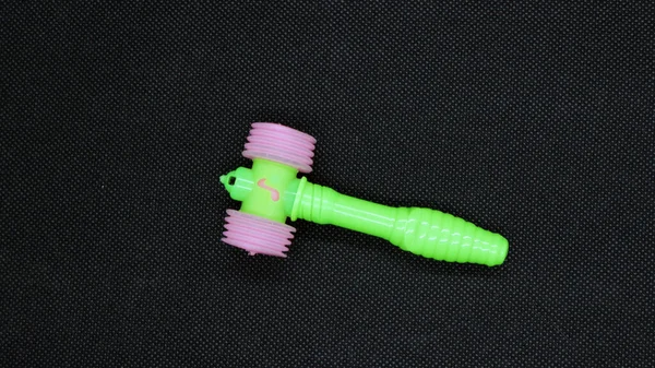 Jucărie Ciocan Verde Pentru Copii Fundal Negru — Fotografie, imagine de stoc