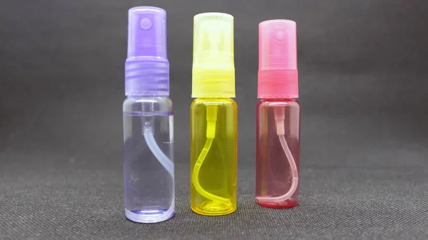 Pequeñas Botellas Spray Varios Colores Sobre Fondo Negro — Foto de Stock