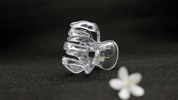 Przezroczyste Plastikowe Spinki Włosów Małymi Białymi Kwiatami Czarnym Tle — Zdjęcie stockowe