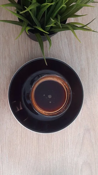 Hete Zwarte Koffie Een Klein Bord Een Bruine Houten Tafel — Stockfoto