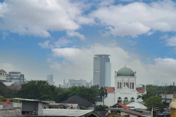 Pemandangan Bangunan Yang Tertutup Kabut Kota Pagi Hari — Stok Foto