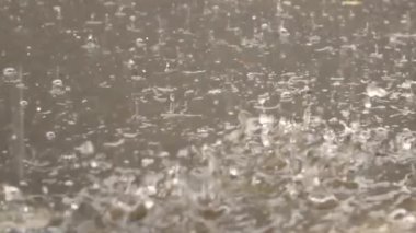 Evin önündeki su birikintisine damlayan yağmur damlaları, gurultular güzel bir melodi..