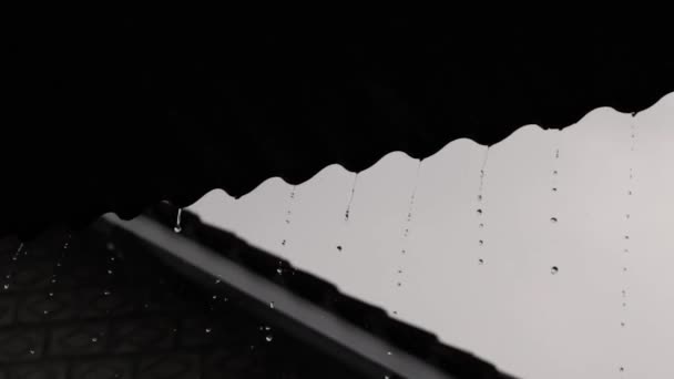 Evin Çatısından Damlayan Yağmur Damlaları Güzel Bir Melodiyle Gurulduyor Sessiz — Stok video
