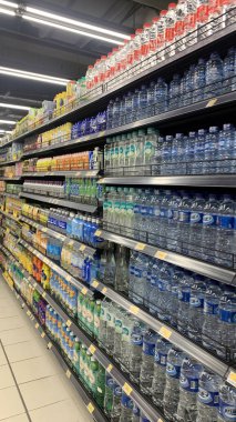 Süpermarket vitrininde çeşitli içkiler