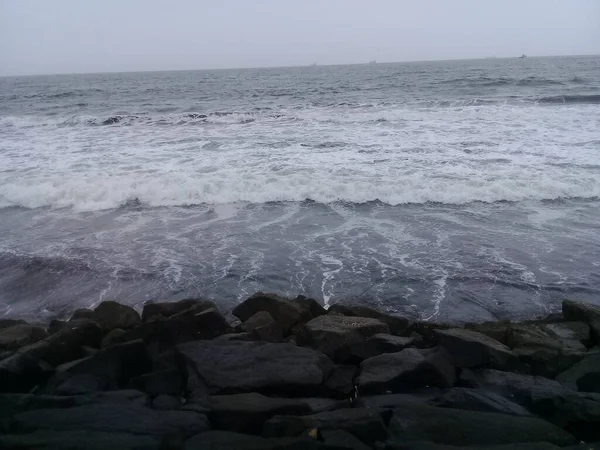 Veduta Delle Onde Delle Rocce Sulla Spiaggia Nel Pomeriggio — Foto Stock