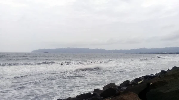 下午海滩上的海浪和岩石 — 图库照片