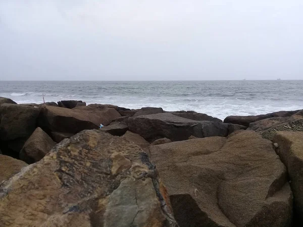 Melihat Gelombang Dan Batu Pantai Pada Sore Hari — Stok Foto