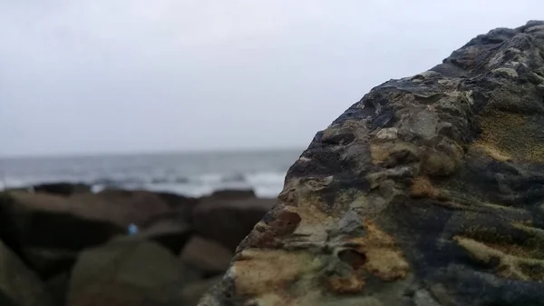 Pohled Vlny Skály Pláži Odpoledne — Stock fotografie