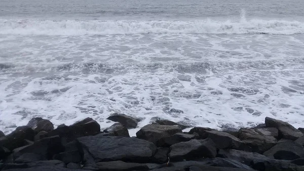 Veduta Delle Onde Delle Rocce Sulla Spiaggia Nel Pomeriggio — Foto Stock