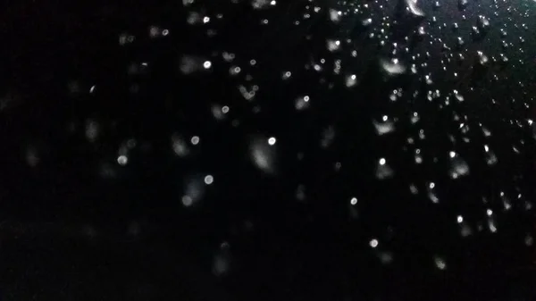 Regentropfen Auf Glas Mit Schwarzem Hintergrund Und Unschärfeeffekt — Stockfoto