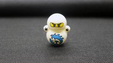 Beyaz ninja paskalya yumurtaları siyah arka planda duruyor.