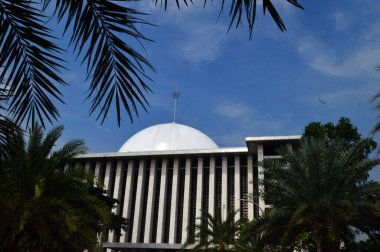 Gündüz vakti, gölgeli ağaçlarla dolu olan Mescid-i Haram 'ın manzarasına da bir bakın!