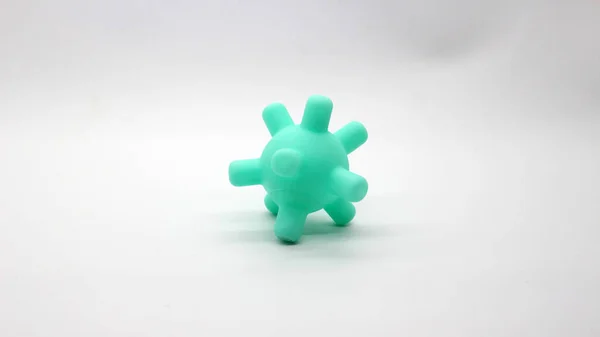 白い背景に小さな緑のゴム製ボールのおもちゃ — ストック写真