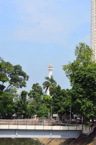 Pohled Jakarta Národní Památník Dálky Pokrytý Stromy Během Dne — Stock fotografie