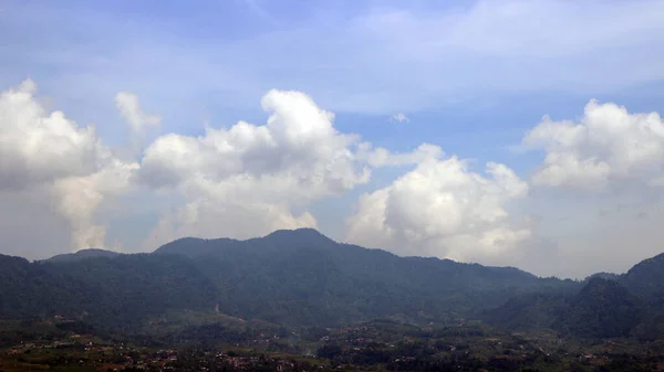 Vista Una Montaña Cubierta Niebla Nubes Claras Durante Día — Foto de Stock