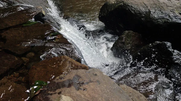 Şelaledeki Kayalıklardan Akan Berrak Suyun Yakın Görüntüsü — Stok fotoğraf