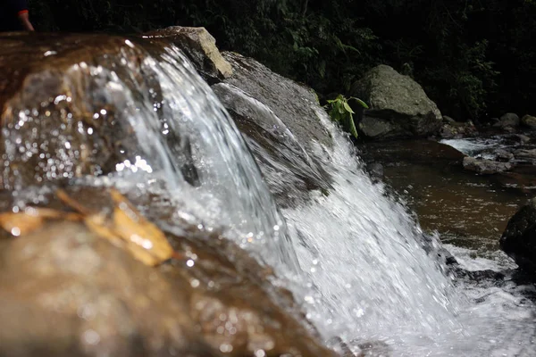 瀑布时 清澈的水流从河岩上倾泻而下的近景 — 图库照片