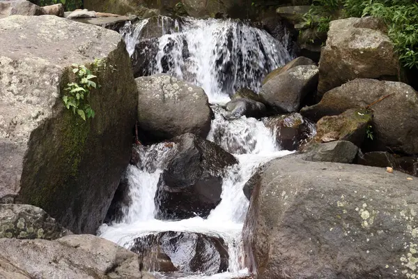Nahaufnahme Von Klarem Wasser Das Wasserfall Die Felsen Des Flusses — Stockfoto