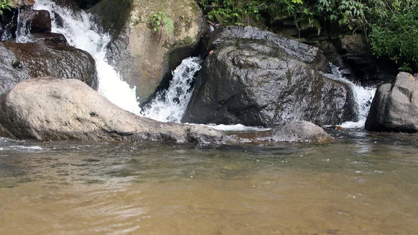 Vista Perto Água Clara Cascata Pelas Rochas Rio Cachoeira — Fotografia de Stock