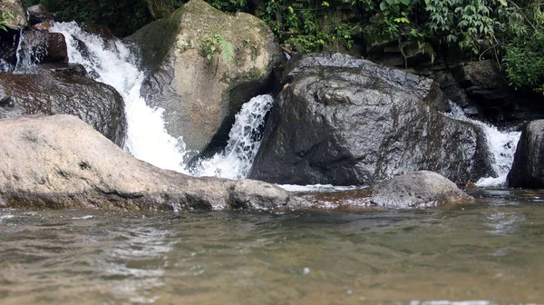 Nahaufnahme Von Klarem Wasser Das Wasserfall Die Felsen Des Flusses — Stockfoto