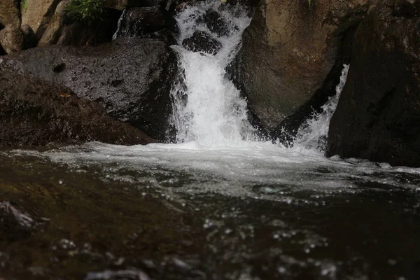 瀑布时 清澈的水流从河岩上倾泻而下的近景 — 图库照片