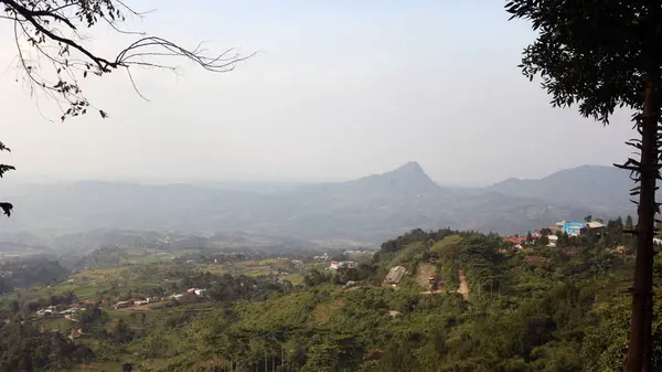 Gün Boyunca Sisli Bulutsuz Bir Dağ Manzarası — Stok fotoğraf