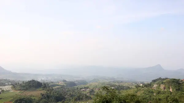 Widok Góry Pokrytej Mgłą Czystymi Chmurami Ciągu Dnia — Zdjęcie stockowe