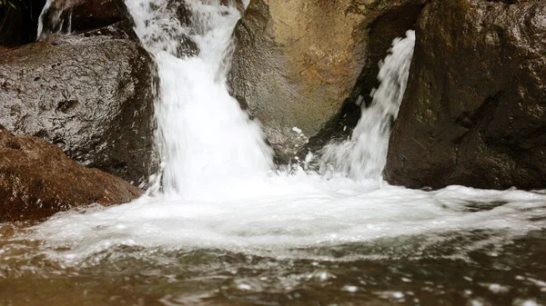 滝で川の岩をカスケードする透明な水のクローズアップビュー — ストック写真